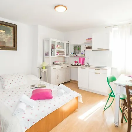 Beautiful Rustical Ana In The Heart Of Apartman *